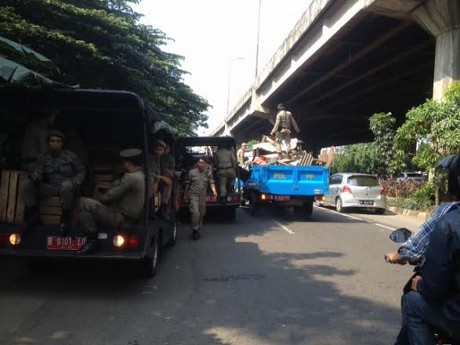 Ditinggal Mudik, Lapak PKL Ditertibkan Satpol PP