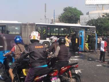 Sopir Kopami yang Tabrakan dengan TransJ di Gunung Sahari Kabur
