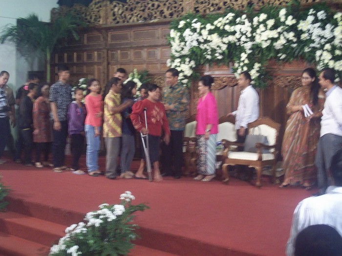 Ribuan Warga Solo Hadiri Open House Jokowi, Anak-anak Diberi Buku Tulis