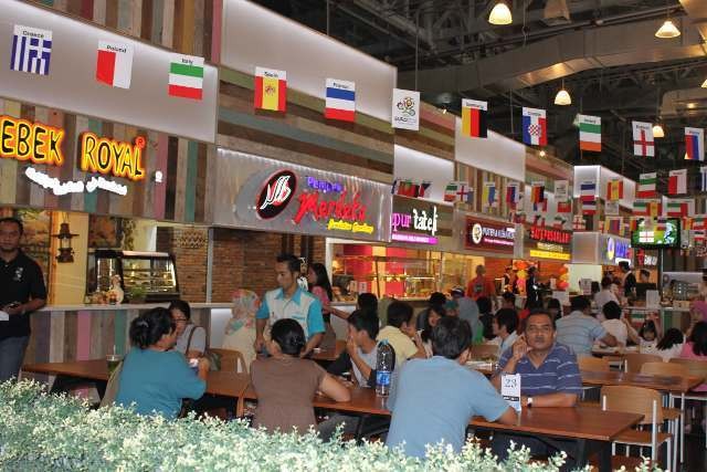 Ditinggal PRT Mudik, Pusat Makanan di Mal-mal Jakarta Diserbu Warga