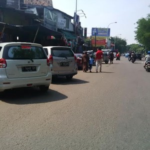 Pasar Gembrong Dipenuhi PKL Hingga Tumpah ke Jalan