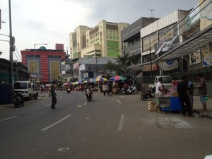 Masih Sepi, Pemilik Kios Blok C Pasar Tanah Abang Jajakan Dagangan di Trotoar