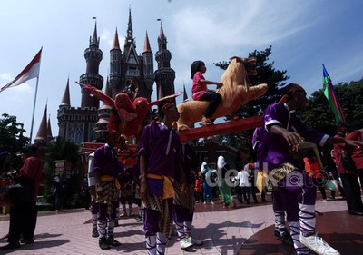 TMII Dipadati Pengunjung