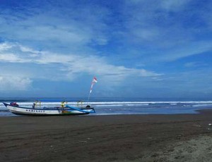2 Orang Nyaris Tenggelam Saat Main Papan Selancar di Pangandaran