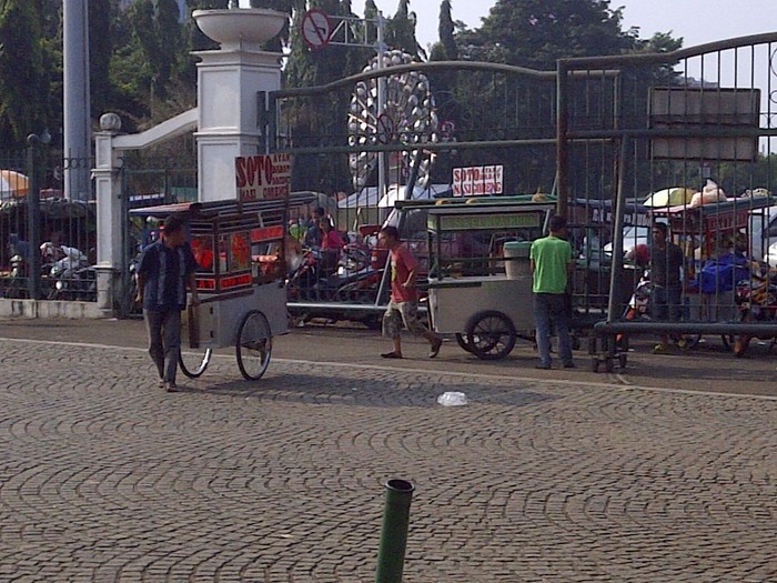 Nah! Dilihat Petugas UPT Monas, PKL Cuek Masuk Lewat Gerbang