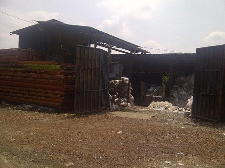 Warga Ciracas Keluhkan Lapak Barang Bekas yang Sebabkan Lingkungan Tercemar