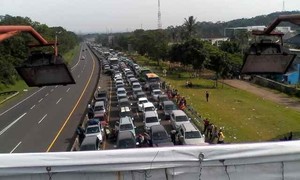 Penampakan Mobil-mobil Parkir Mengular di Gerbang Tol Ciawi Siang ini