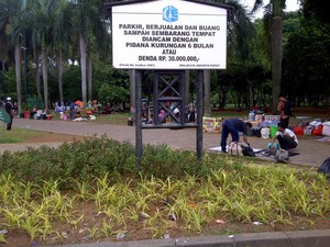 Tak Mempan Diusir, PKL Kembali Menjamur di Monas Pagi Ini