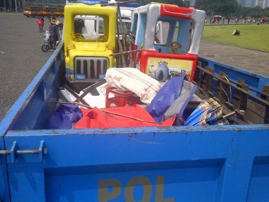 Razia Monas, Satpol PP Amankan 1 PKL Pencuri Listrik dan 2 Truk Dagangan