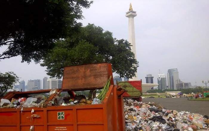 Pak Ahok! Monas Banyak Sampah Berserakan, Jorok Banget