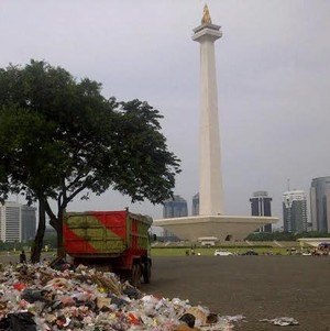 Pak Ahok! Monas Banyak Sampah Berserakan, Jorok Banget