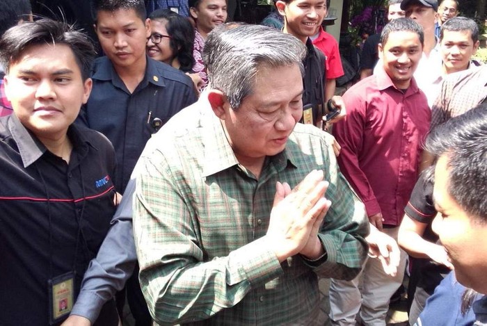 Saat SBY Ber-Selfie dengan Jurnalis di Cikeas