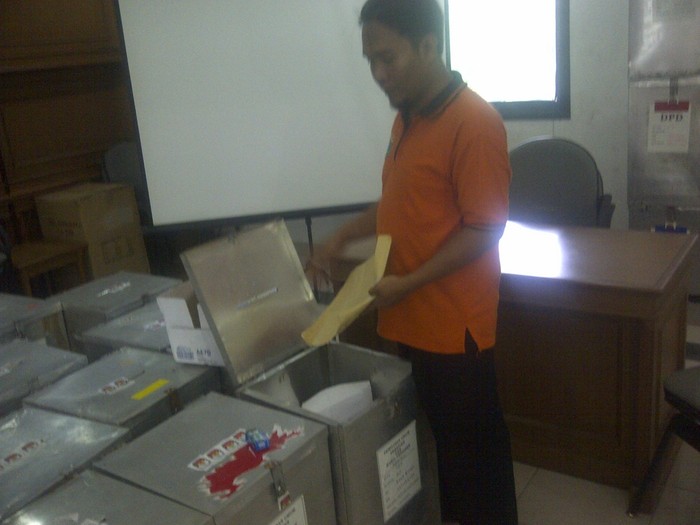 KPU Jaktim Buka Kotak Suara di Rawa Bunga, Saksi Prabowo-Hatta Protes