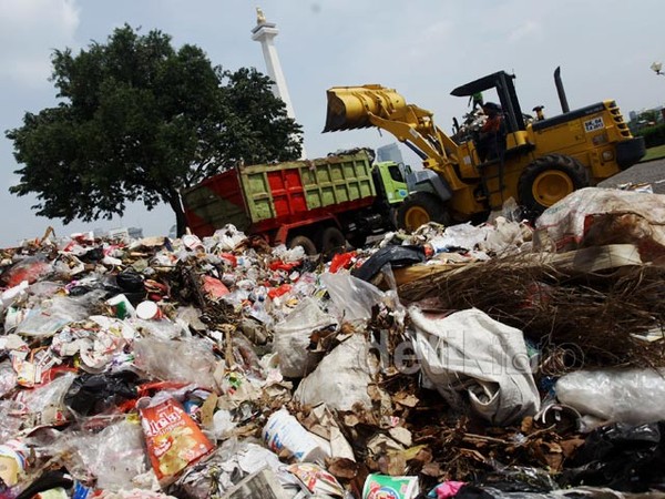 Sampah di Monas Dibersihkan