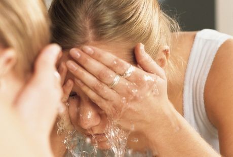 Sudah Rajin Cuci Muka Tapi Masih Jerawatan? Kemungkinan Ini Sebabnya