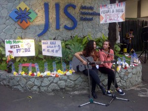 Tangisan dan Doa JIS untuk Kebebasan 2 Gurunya yang Jadi Tersangka