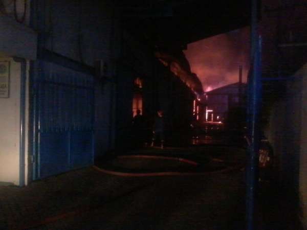 Pabrik Plastik di Sidoarjo Terbakar, Sudah 2 Jam Api Belum Padam