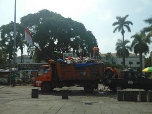 Petugas Kebersihan Rela Bekerja Saat Libur Lebaran Demi Uang Tambahan