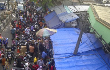 Pasar Mainan Gembrong Diserbu Pembeli, Parkir Dadakan Menjamur