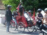Motor Kok Naik Becak?