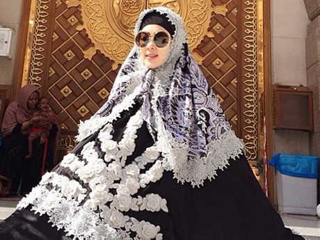 Lebaran di Mekkah, Syahrini Cuek dengan Komentar di Media Sosial