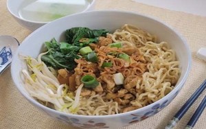 Mie Bangka atau Yamien Enak Bisa Diracik Sendiri
