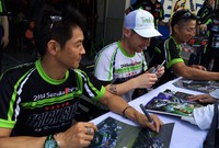     Sebelum balapan dimulai, para pebalap melayani tanda tangan untuk fans. Pool/Ken Yunita/detikFoto.