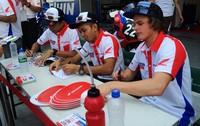 (Kiri ke kanan) Dimas Ekky Pratama (Indonesia), Zamri Baba (Malaysia), dan Josh Hook (Australia) melayani tanda tangan untuk para fans. Pool/Ken Yunita/detikFoto.