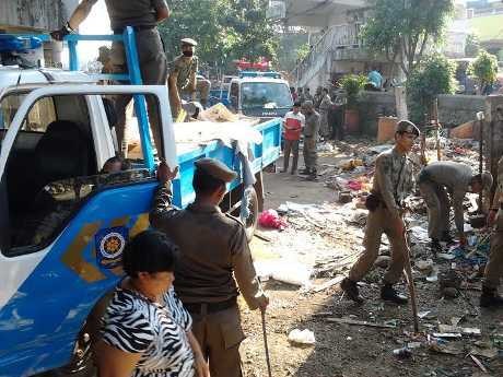Ratusan Satpol PP Bongkar Lapak Liar di Jakarta Timur