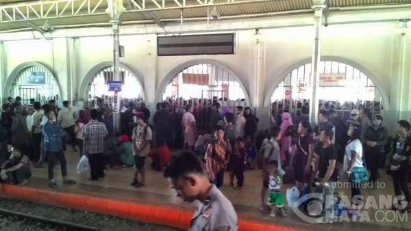 Arus Balik, Stasiun Rangkasbitung Mulai Dipadati Pemudik
