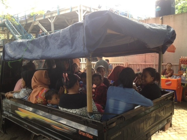 Rombongan Keluarga Asal Jakarta Barat Ini Naik Mobil Bak Terbuka ke Ragunan