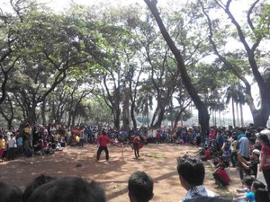 Ramai-ramai Menyaksikan Atraksi Kuda Lumping di Monas