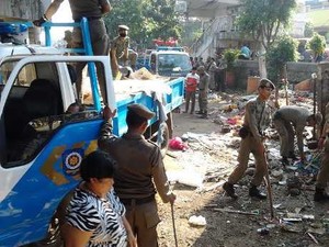 Ratusan Satpol PP Bongkar Lapak Liar di Jakarta Timur