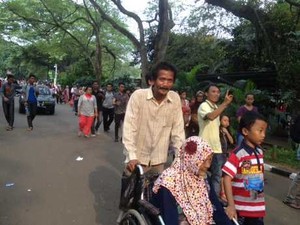 Bahagiakan Ibu yang Berkursi Roda, Pria Ini Menyewa Mobil untuk Ke Ragunan