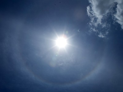 Matahari Halo Hiasi Langit Manado