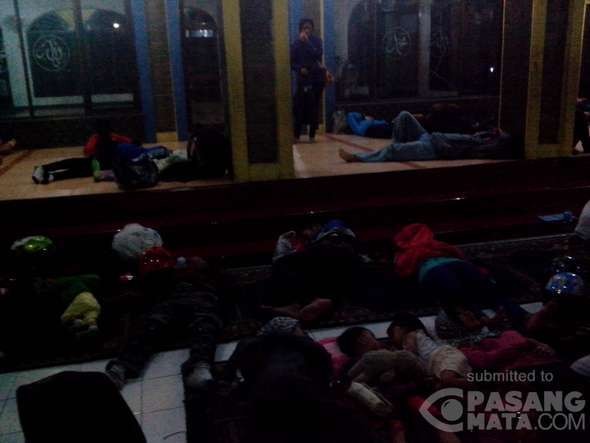 Lelah Karena Macet, Para Pemudik ini Terkapar di Masjid di Subang