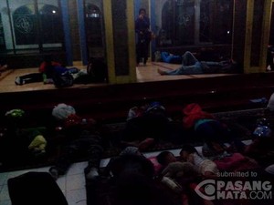 Lelah Karena Macet, Para Pemudik ini Terkapar di Masjid di Subang