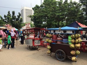 Aneka Strategi Kucing-kucingan PKL di Monas dengan Satpol PP