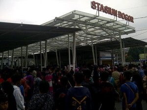 Penumpang Membeludak, Stasiun Bogor Tambah Loket Pembelian Tiket