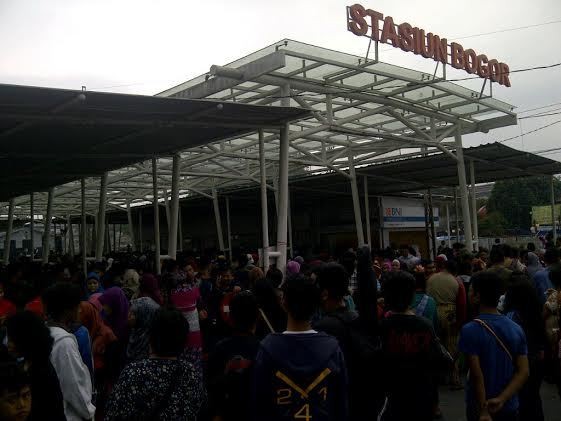 Penumpang Membeludak, Stasiun Bogor Tambah Loket Pembelian Tiket