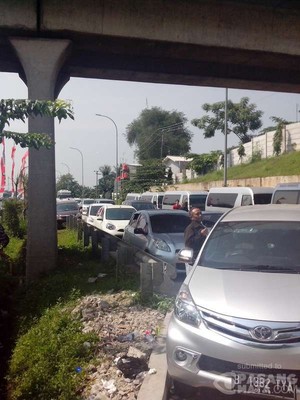 Tak Cuma Jalan, Siang ini Rest Area Tol Cikampek Penuh Sesak Kendaraan
