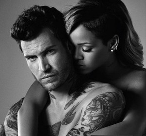 Rihanna Tampil Topless dengan Pria Bertato di Iklan Parfum Terbarunya