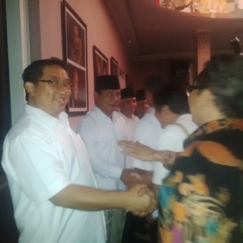 Di Bawah Guyuran Hujan, Pendukung Sambut Prabowo dengan Nyanyian