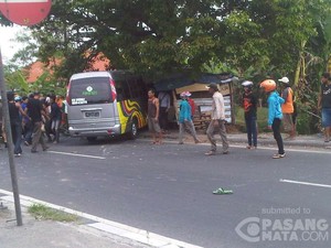 Minibus Elf Seruduk Warung di Jombang, 2 Orang Terluka