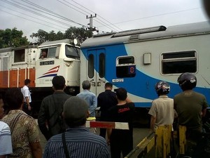 Truk Patah yang Patah As Melintas di Rel Kereta di Purwokerto karena Comal