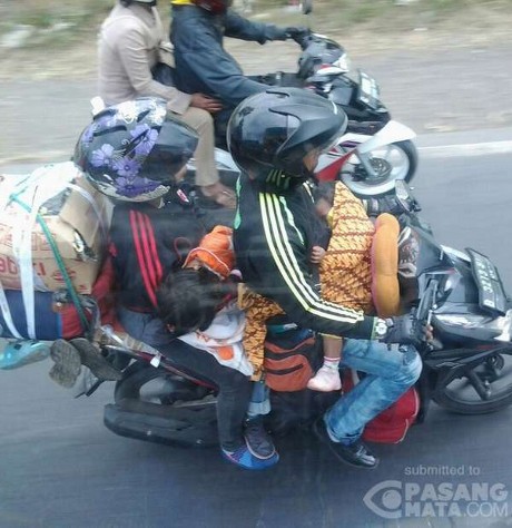Aksi Nekat Pemudik Bermotor Sambil Gendong Anak Ini Jangan Ditiru
