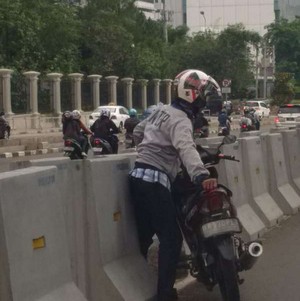 Salah Jalur, Pemotor Ini Nekat Geser Beton Pembatas di Jl Sudirman