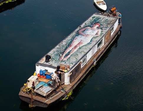 Lukisan Wanita Tertidur di Atap Perahu