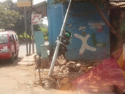 Lampu Lalu Lintas Nyaris Roboh