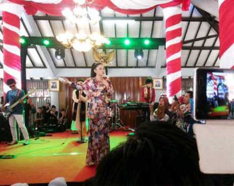 Vicky Shu Hangatkan Balaikota Batu